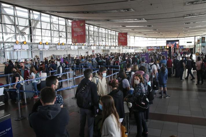 Covid-19: 1.300 personas que dieron positivo en el aeropuerto no han sido contactadas por el Minsal