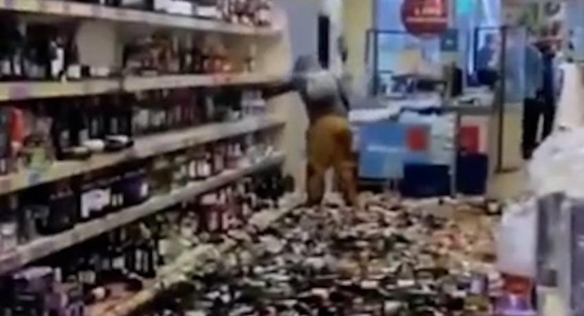 Mujer arrasó con botellas de alcohol de un supermercado: Cerca de 11 millones de pesos en destrozos