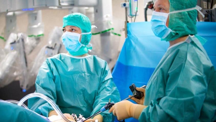 ¿Por qué las mujeres tienen más probabilidades de morir cuando son operadas por cirujanos hombres?