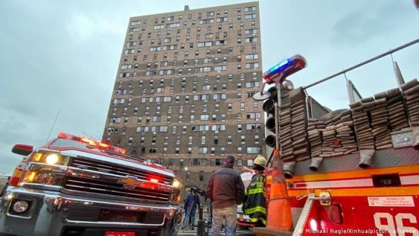 Cardi B ofrece pagar funerales de víctimas de incendio en el Bronx