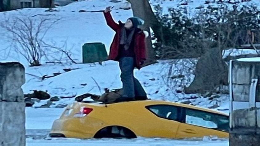 [VIDEO] Mujer se toma selfies mientras su auto se hunde en un río en Canadá: logró ser rescatada
