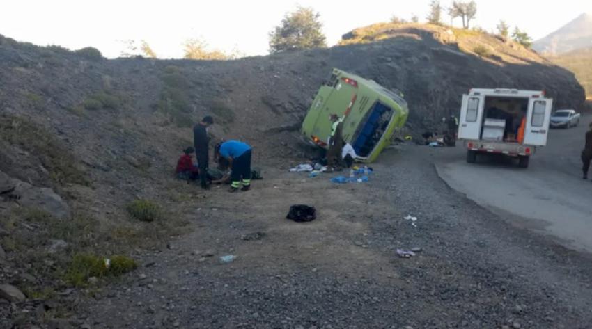 Volcamiento de bus camino a Torres del Paine deja a 29 lesionados: Dos menores resultaron heridos