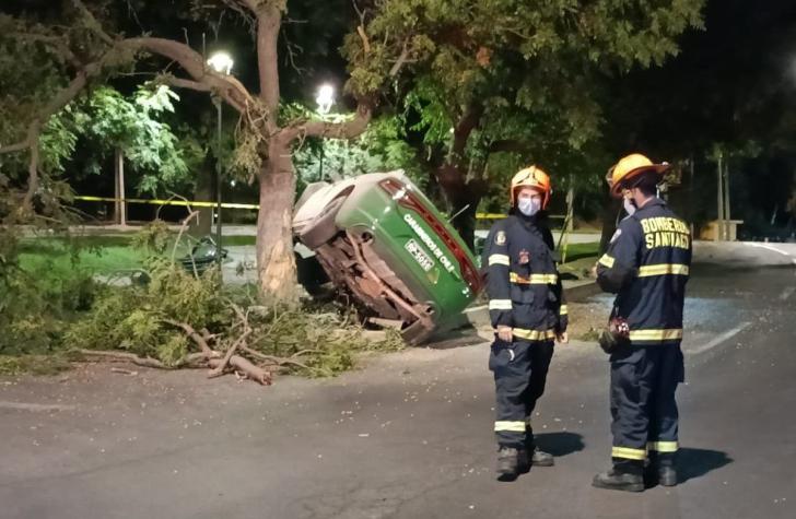 Persecución policial termina en choque de patrulla contra un árbol y deja a dos carabineros heridos