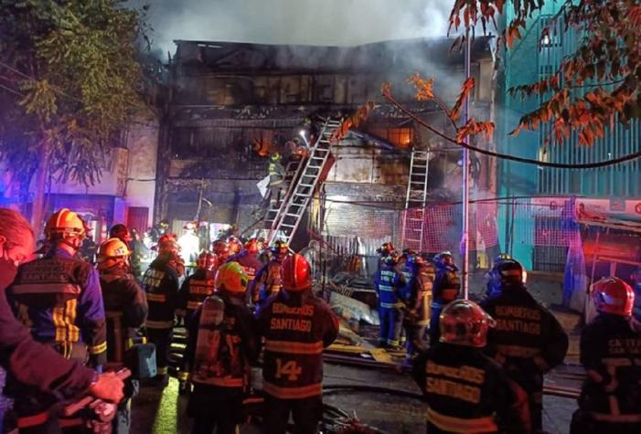 Incendio destruyó dos locales comerciales en Meiggs: Siniestro pudo haber sido intencional