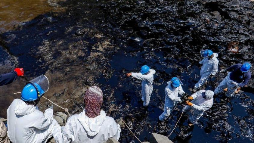 Tonga: el grave derrame de petróleo en la costa de Perú a causa de la erupción del volcán