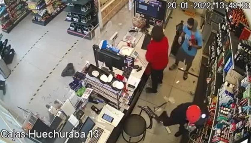 [VIDEO] Violento asalto a tienda Oxxo termina con dos detenidos en Huechuraba