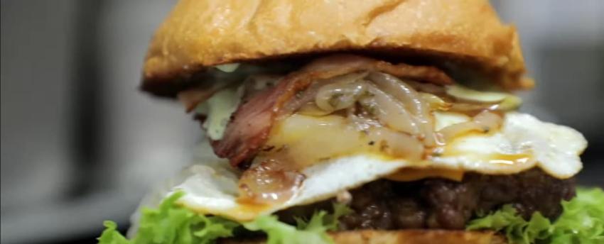 [VIDEO] #CómoLoHizo Burger Gump: La hamburguesería que inspira sus platos en clásicos del cine