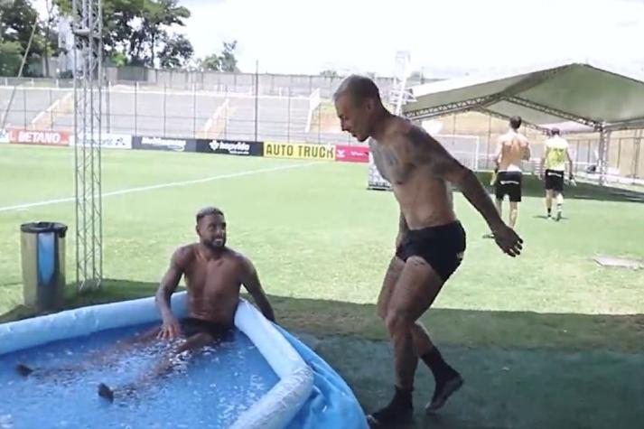 "No tienes huevos": Eduardo Vargas "tapa bocas" cumpliendo divertido desafío en el Atlético Mineiro