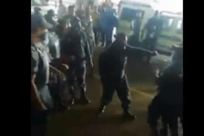 [VIDEO] Pelea entre policías termina con uno de los funcionarios reducido con gas pimienta