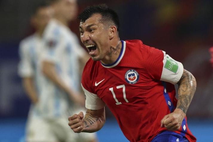 Medel le entregó su apoyo a Católica para la Supercopa con icónica camiseta