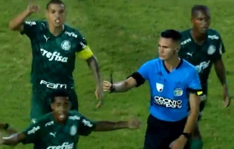 Terror en fútbol brasileño: Hincha entra con cuchillo a cancha a agredir a juveniles del Palmeiras
