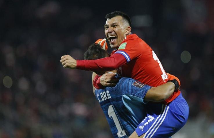 [VIDEO] Claudio Bravo, Gary Medel y Pablo Galdames arribaron al país para sumarse a La Roja