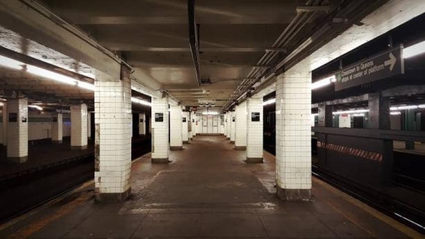 Empujan a hombre a las vías del metro en Nueva York y sobrevive