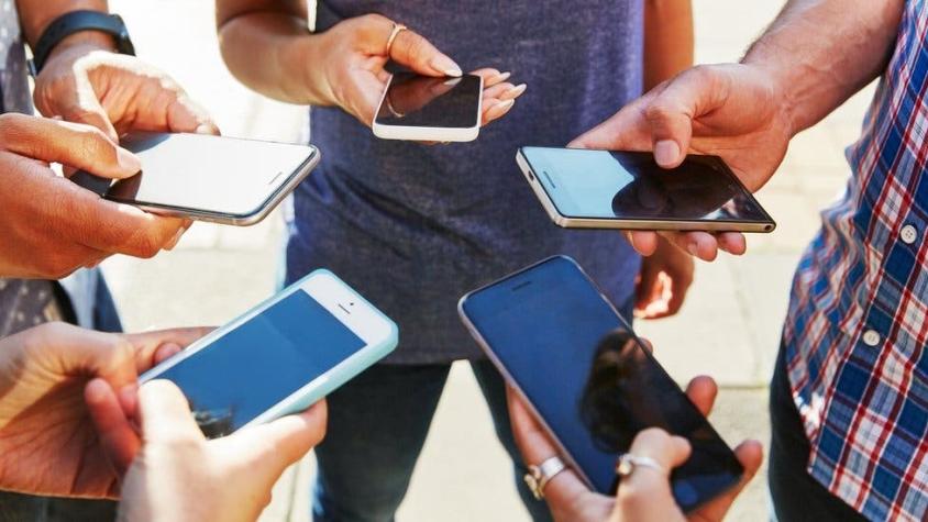 "Nos estamos perdiendo la vida real": la gente que decide deshacerse de su teléfono inteligente