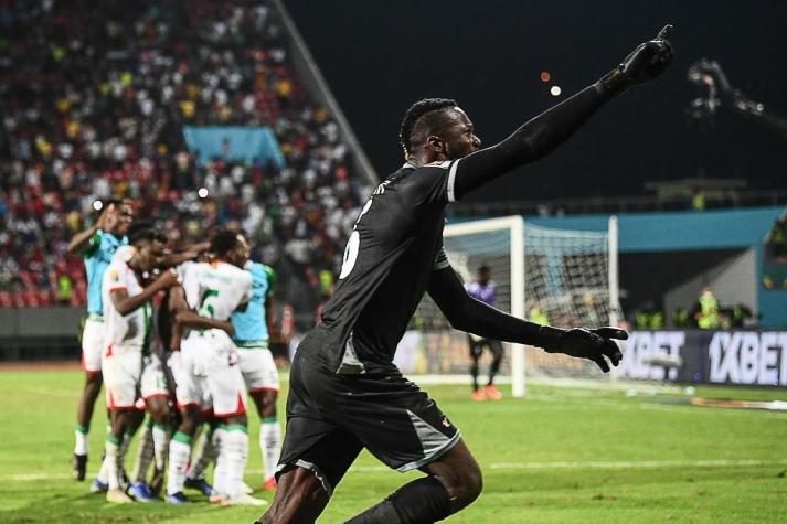 ¿Cuántas volteretas cuentas? El acrobático festejo del arquero de Burkina Faso en la Copa Africana