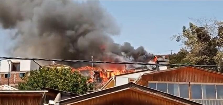 Incendio de gran magnitud se registra en Cerro 18 de Lo Barnechea: Al menos seis viviendas afectadas
