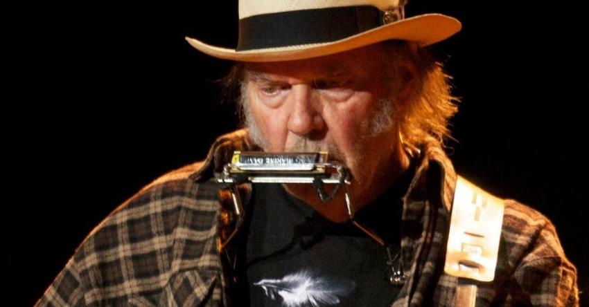 Neil Young amenaza con irse de Spotify si plataforma no borra podcast antivacuna