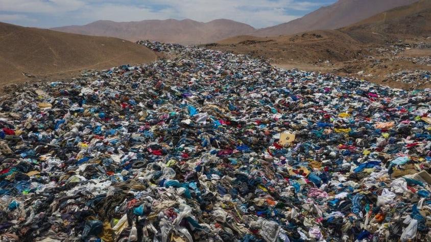 "Nos hemos transformado en el basurero del mundo": El inmenso cementerio de ropa usada en Atacama