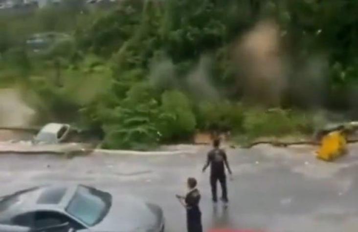 [VIDEO] Cinco autos son "tragados" por el suelo tras deslizamiento de tierra en Malasia