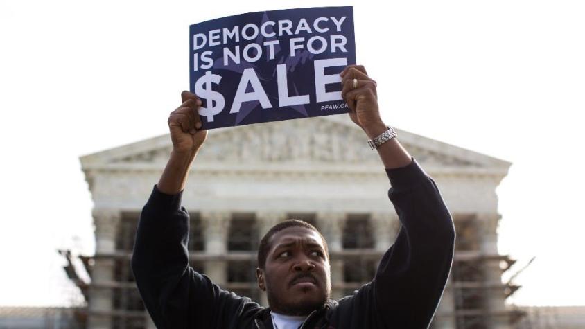 Economista Julia Cagé: "Los pobres pagan por una democracia que beneficia a los ricos"