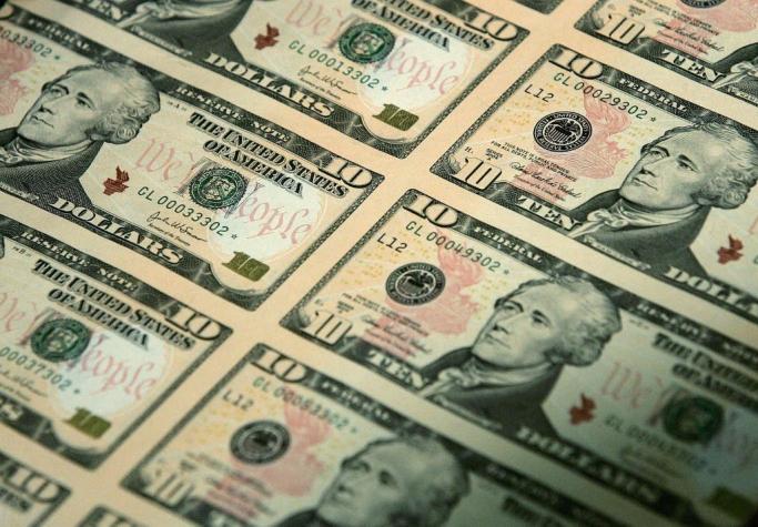 Dólar opera bajo los $ 800 en Chile tras fuerte alza de tasa del Banco Central que sorprendió