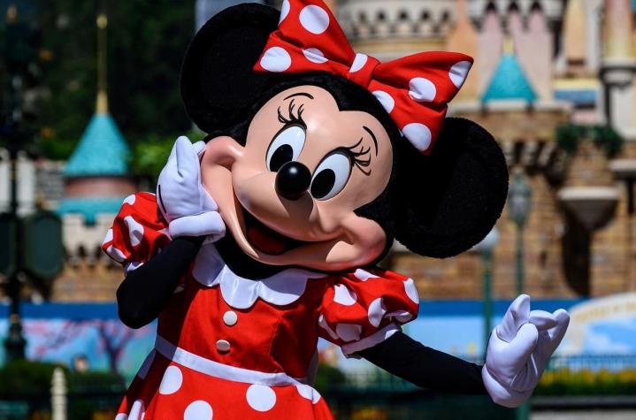 Controversia en Disney: Minnie Mouse cambiará su icónico vestido rojo por un traje pantalón