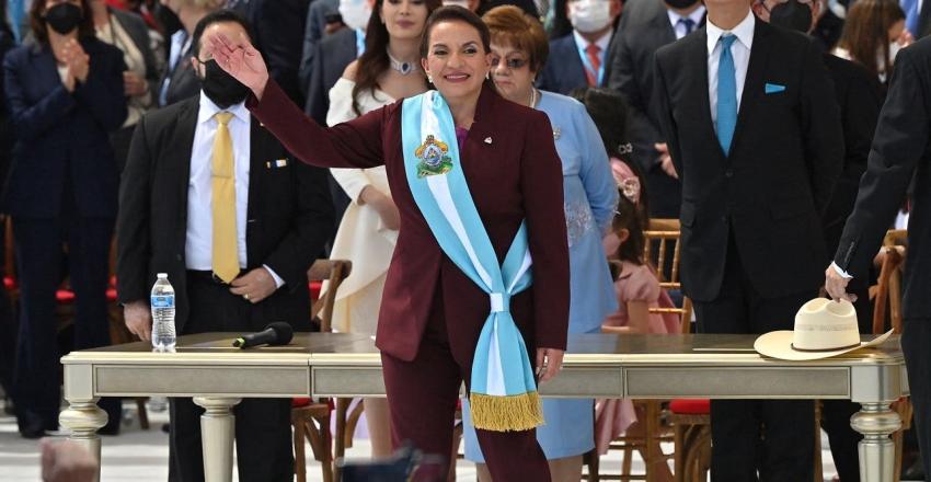 Xiomara Castro jura como la primera mujer gobernante de Honduras