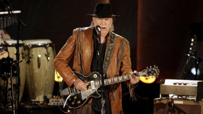 La disputa por un podcast "antivacunas" que llevó a Spotify a retirar catálogo del músico Neil Young