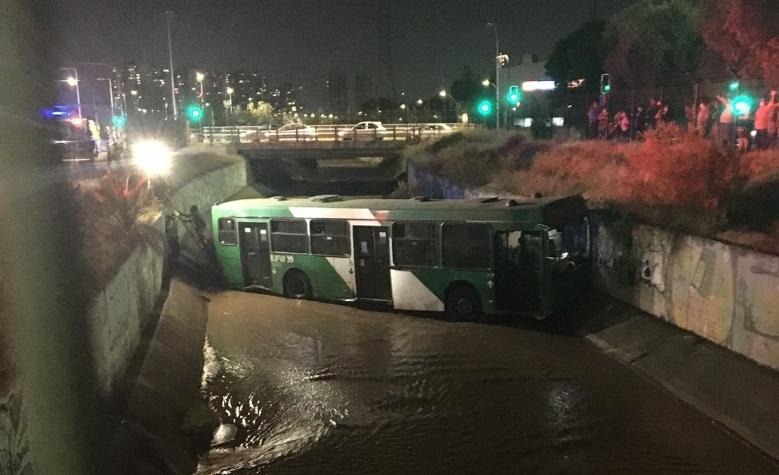 Bus cayó a un canal tras accidente vehicular: Conductor sufrió una descompensación en su diabetes