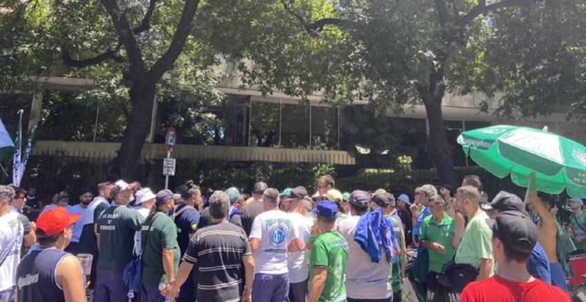 Camioneros de Mendoza bloquean paso Los Libertadores en protesta contra funcionarios chilenos