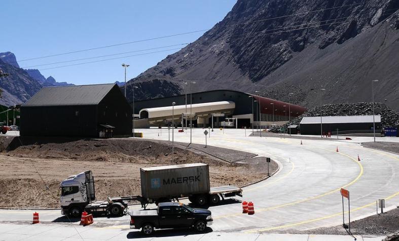 Chile hará modificaciones "transitorias" para agilizar ingreso de camiones desde Argentina
