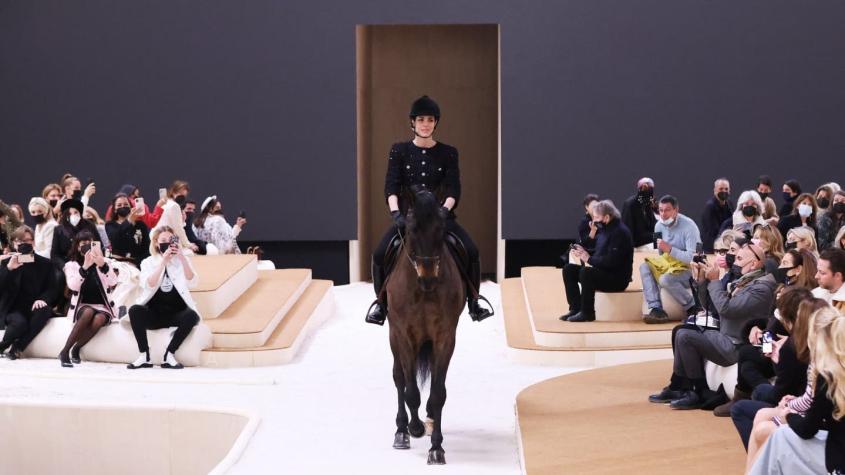 Chanel desfila a princesa montada a caballo por la pasarela de París
