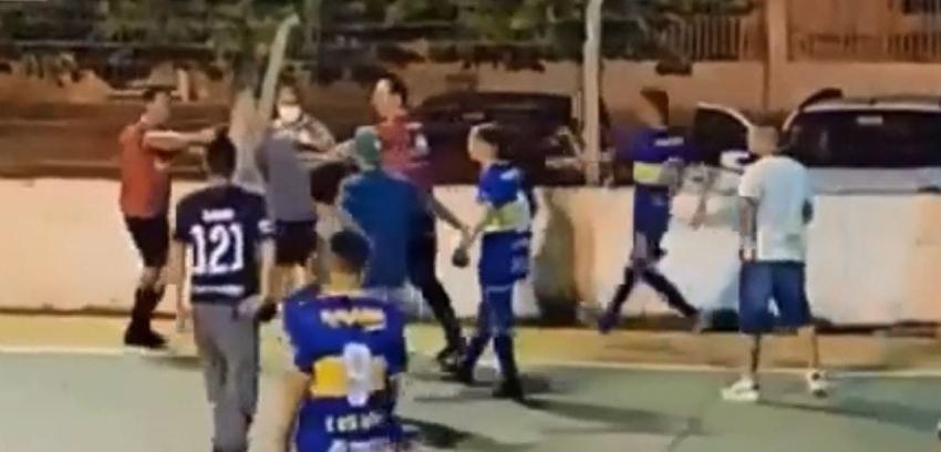 [VIDEO] Brasil: Árbitro golpea y apunta a jugadores con un arma en partido de fútbol amateur
