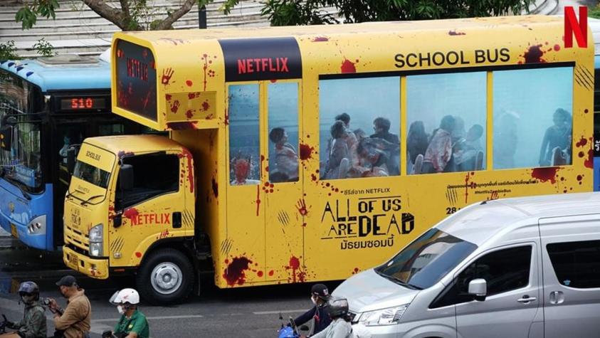 Bus con zombies de promoción de nueva serie de Netflix causa polémica en Tailandia
