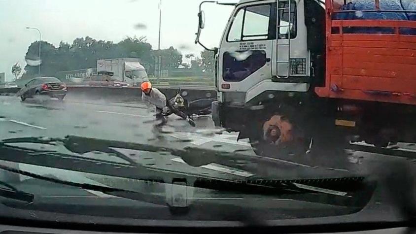 Hombre cae de su moto y se salva por centímetros de ser atropellado por camión