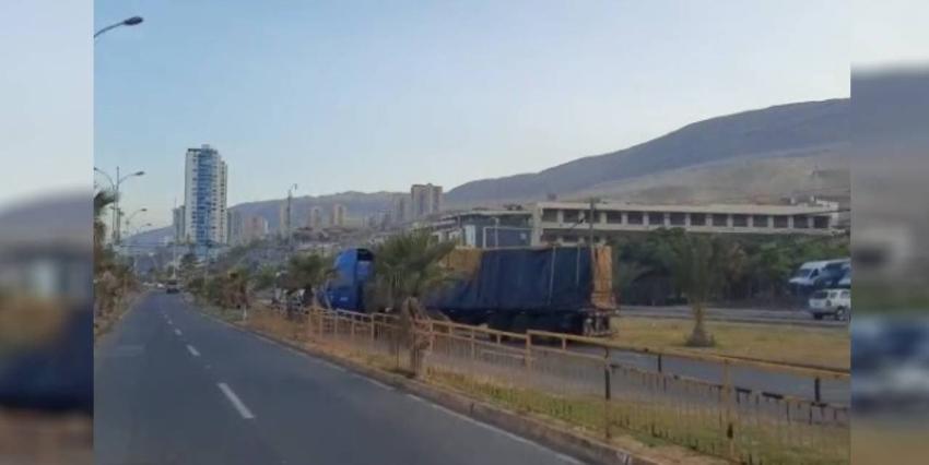 Camioneros bloquean acceso a Iquique: aeropuerto no está operativo
