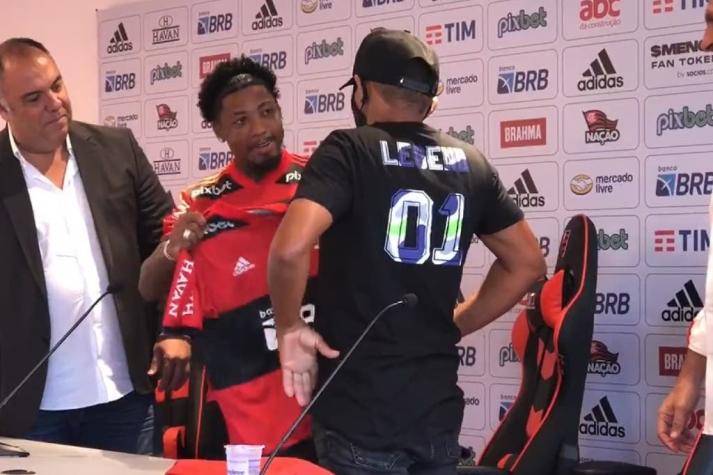 Refuerzo del Flamengo emociona hasta las lágrimas a su padre con sorpresa durante la presentación