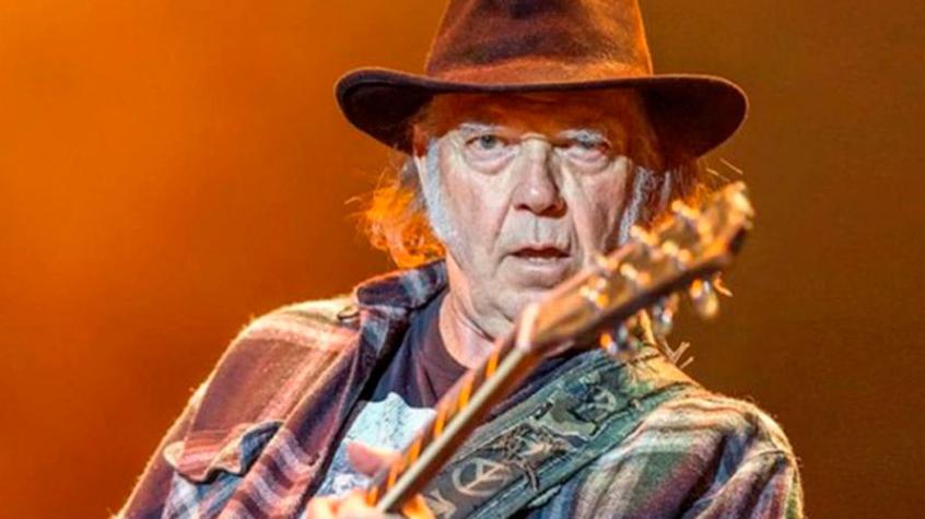 Neil Young amenaza con irse de Spotify si no borran podcast antivacunas