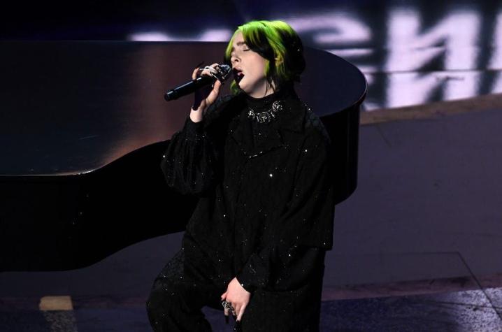 Billie Eilish detiene su concierto al ver que un fanático necesitaba un inhalador