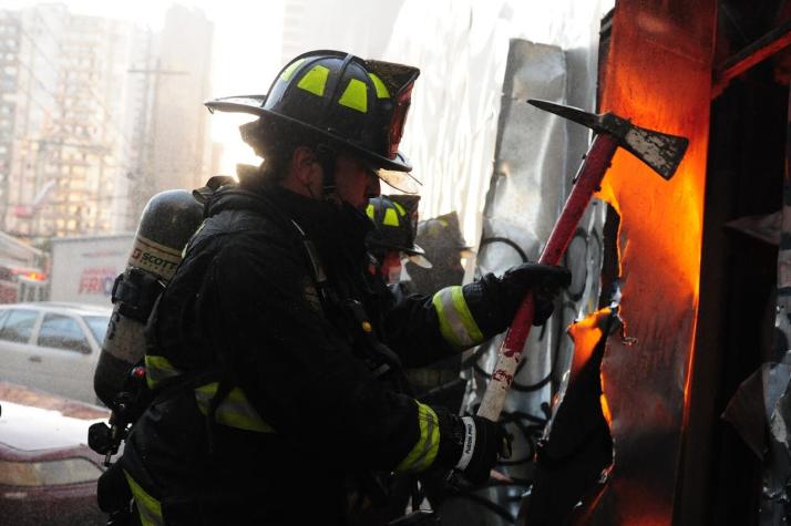 Bomberos combaten incendio en avenida Santa Rosa