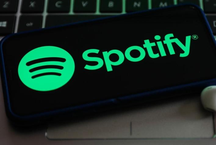 Presidente de Spotify defiende permanencia del pódcast de Joe Rogan