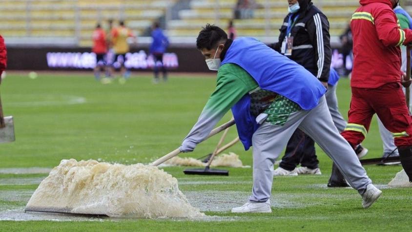 Los mejores memes que deja la inundada cancha de La Paz en el duelo de La Roja con Bolivia