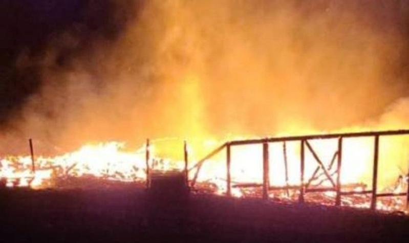 Al menos cuatro cabañas destruidas deja presunto ataque incendiario en Contulmo