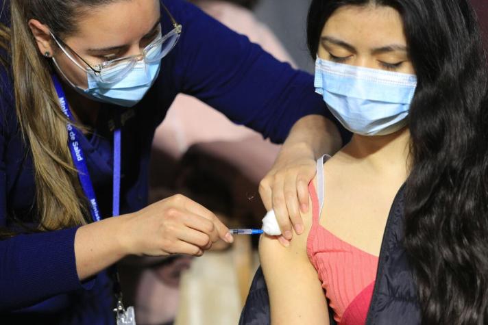 Instituto de Salud Pública autoriza uso de vacuna Moderna a partir de los 12 años