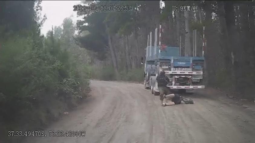 Video muestra a encapuchado disparando y amenazando a camionero en Arauco