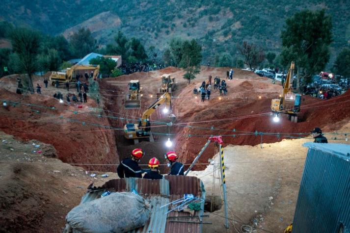 Equipos de rescate se acercan a niño que está atrapado en un pozo desde el martes en Marruecos