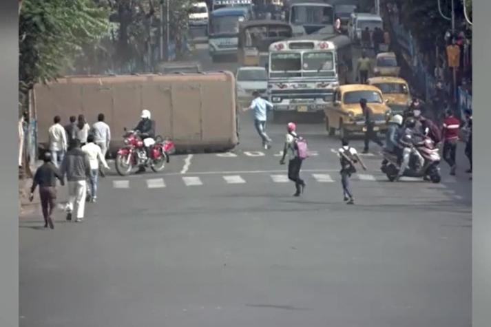 Impactante volcamiento de minibús en India deja al menos 27 personas heridas