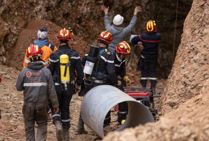 Contra el tiempo: Rescatistas logran entrar a pozo donde niño cayó hace 5 días