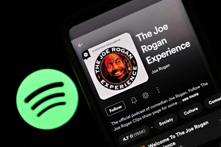 Spotify elimina episodios del polémico podcast de Joe Rogan
