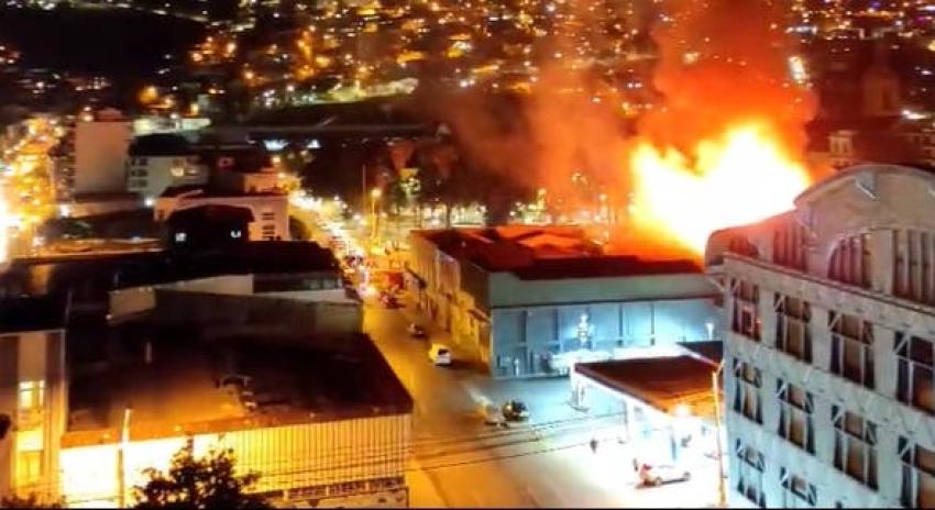 Incendio afecta a 13 locales comerciales en avenida Pedro Montt de Valparaíso